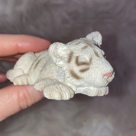 SANDICAST Vintage Sleeping White Tiger Cub Figurine - Picture 10 of 12
